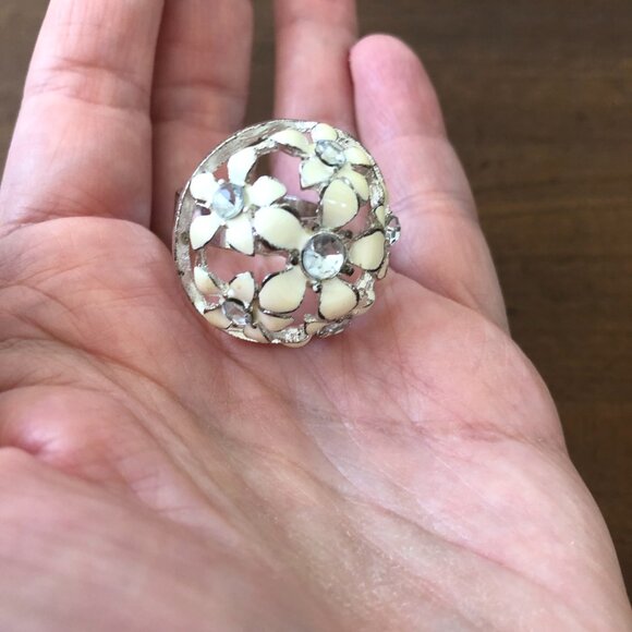Vintage COSTUME STATEMENT Cocktail White Enamel Flowers RING Rhinestones Size 10 - Picture 5 of 10